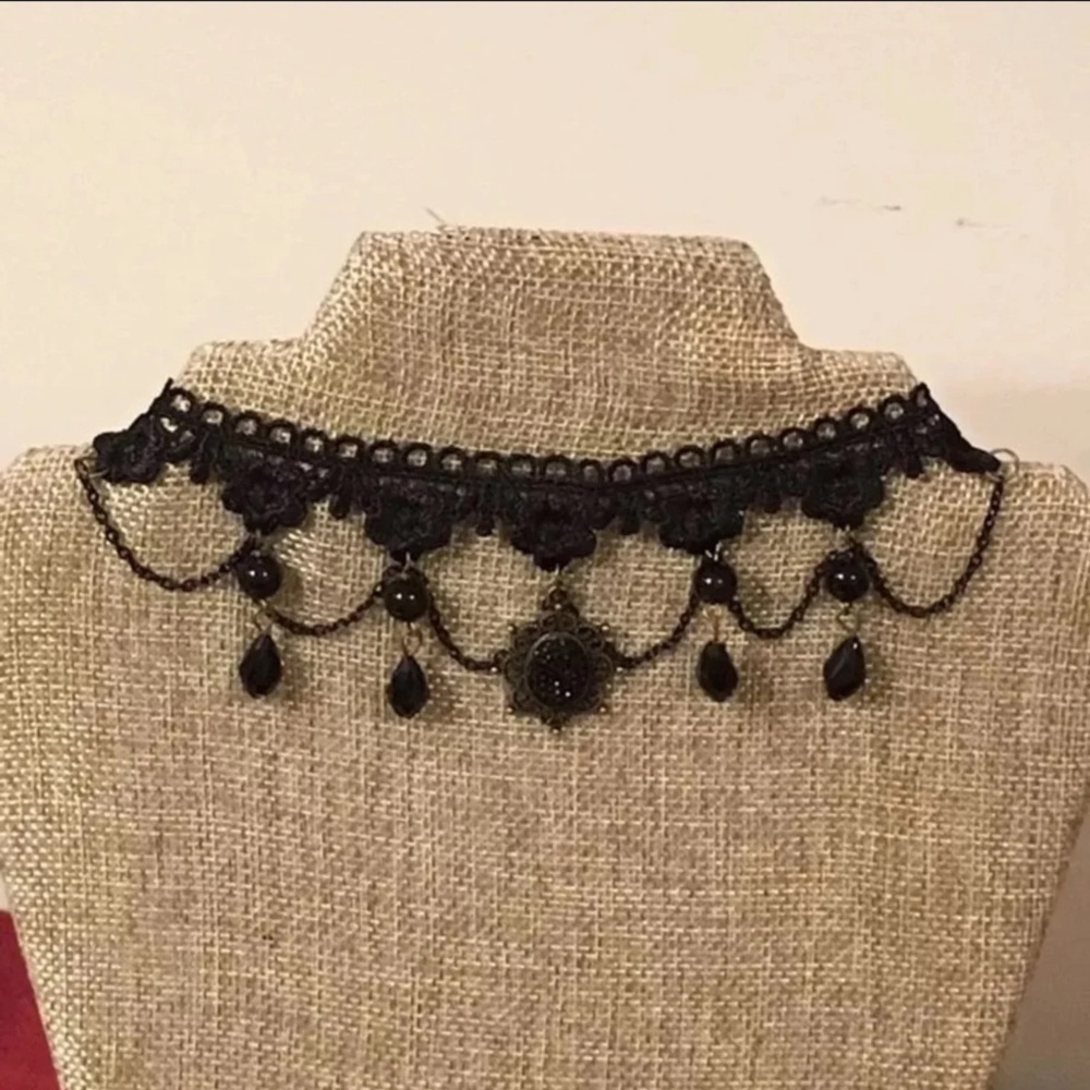 3/$25 ** Victorian Choker w Black beads n Pendant